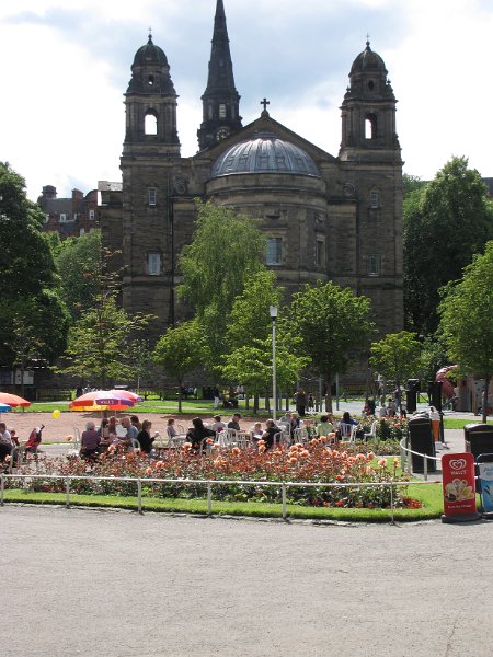 edinburgh_st cuthbert.jpg - Ook St. Cuthbert komen we in Edinburgh tegen. Aan de rand van Princes Street Gardens ligt de kerk die naar hem genoemd is.